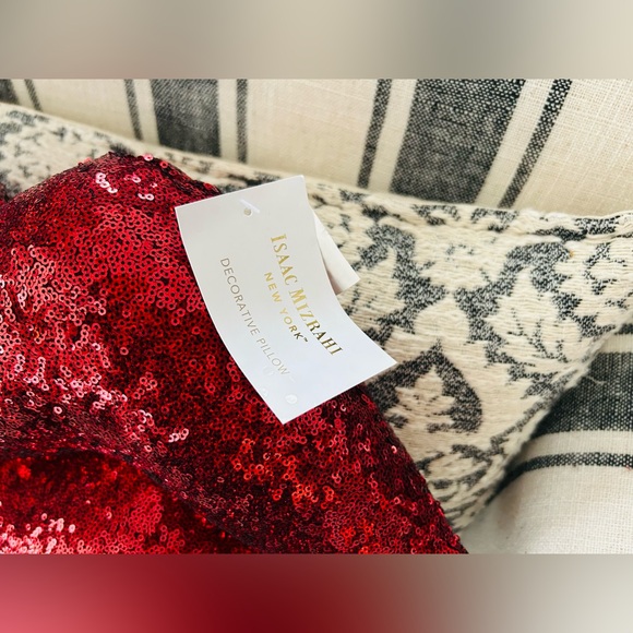 Red Sequin Isaac Mizrachi Lip Pillow. - Picture 2 of 2